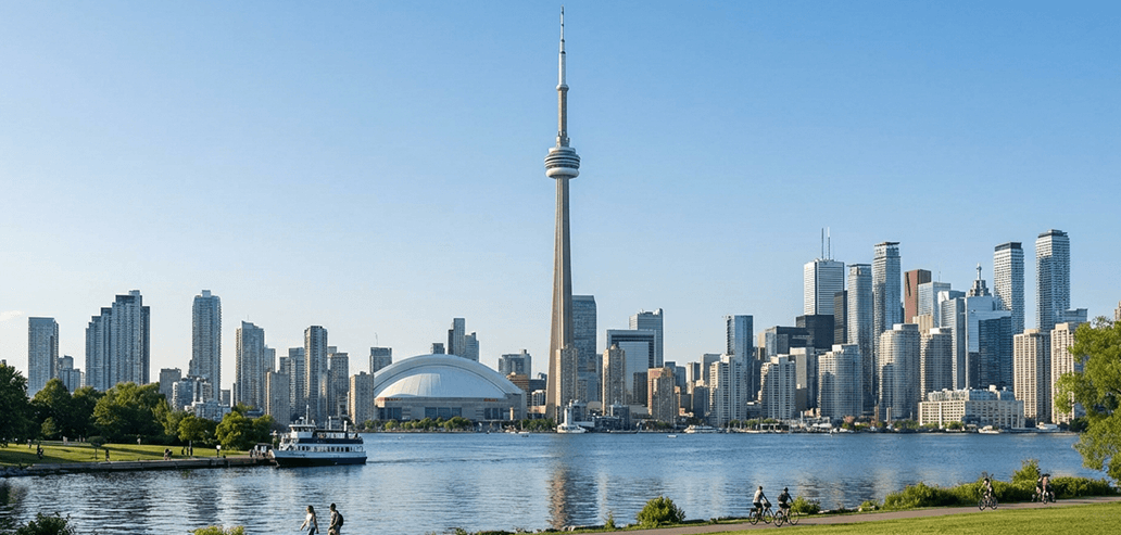 トロントの海と街並みの空撮風景
