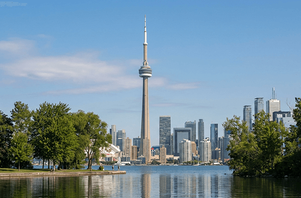 トロントのCNタワーとダウンタウンのスカイラインを望む人気観光スポットの風景