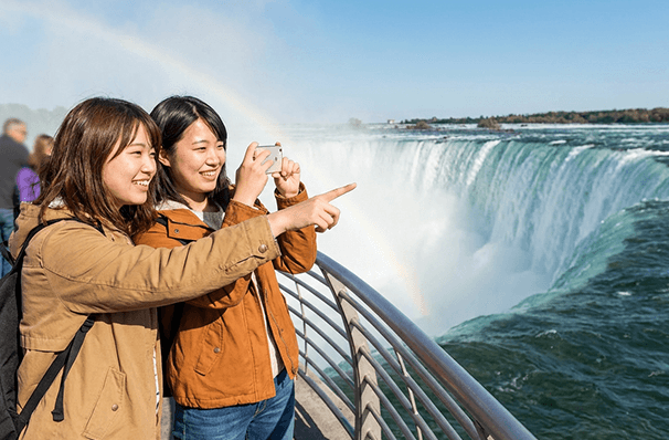 ナイアガラの滝で観光を楽しむ旅行者と迫力ある滝の景観