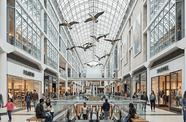 トロント・イートンセンターの開放的なショッピングモール内観と買い物客