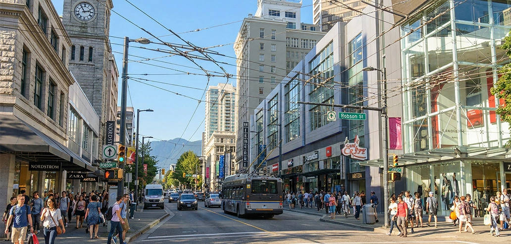 ロブソン・ストリートのショップやレストランが並ぶ賑やかな通り