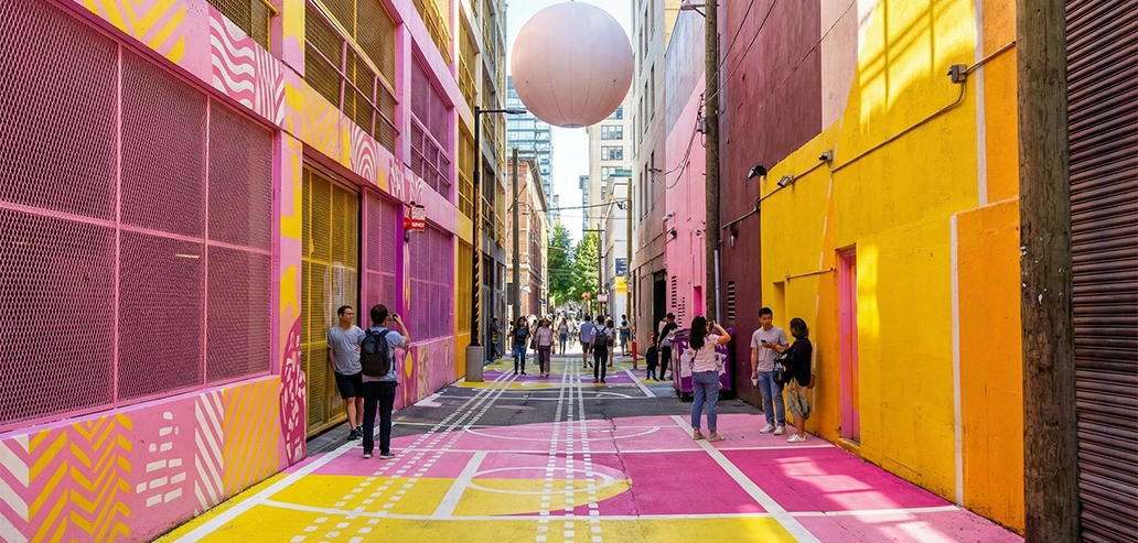 ピンク・アレーのカラフルな壁とアートが印象的な路地
