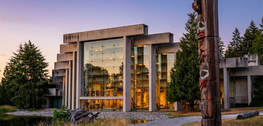 UBC人類学博物館の外観とトーテムポール