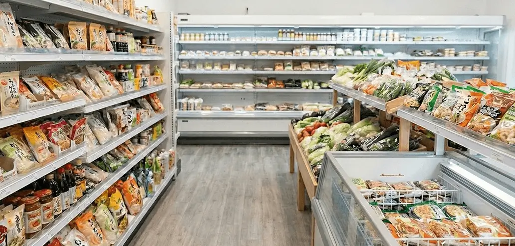 日系スーパーの内観