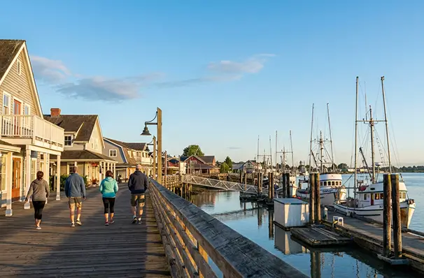 スティーブストンの港沿いの遊歩道とレストラン街、バンクーバーの人気観光地