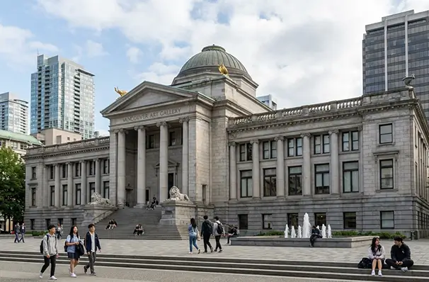 バンクーバー美術館の外観とダウンタウンの街並み、文化観光スポット