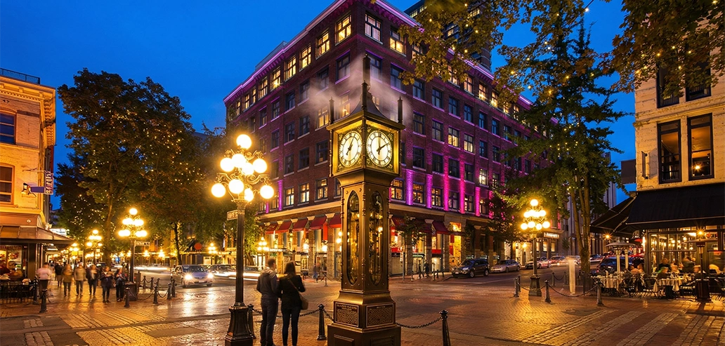 石畳の道と蒸気時計が立つガスタウンの歴史的街並み