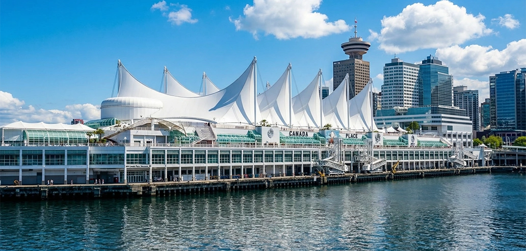 カナダ・プレイスの外観と港の景色