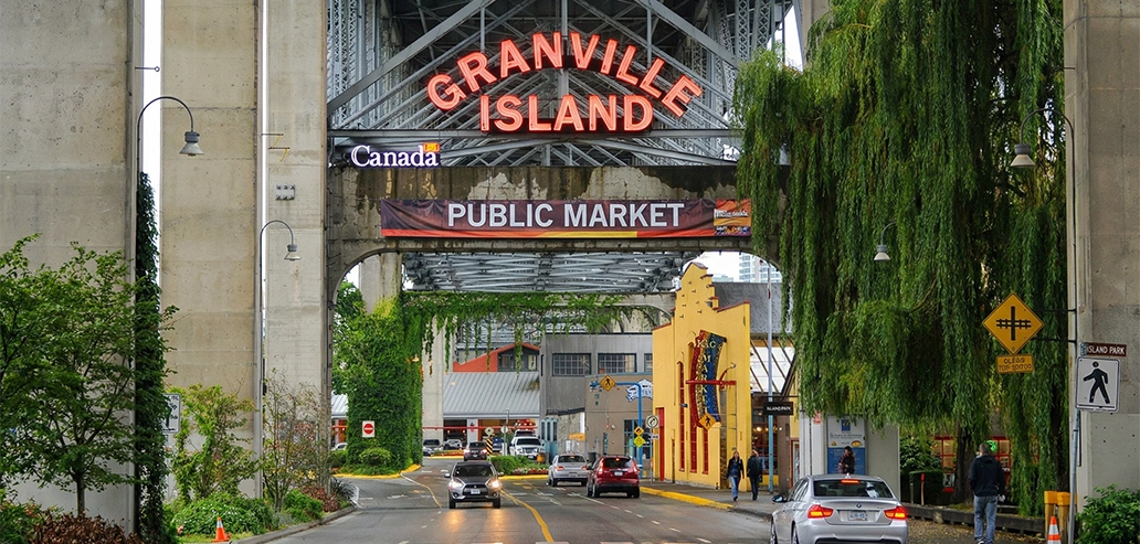 グランビル・アイランドの外観と港の景色