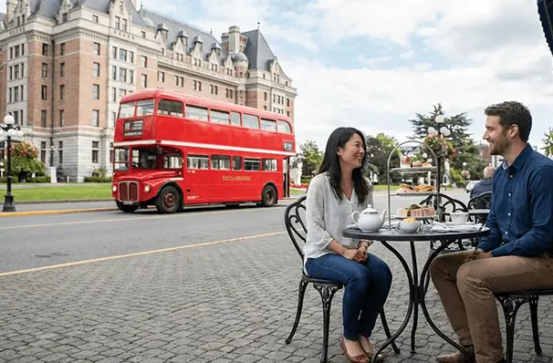 ビクトリアの英国風の街並みとカフェ、赤いバスの風景