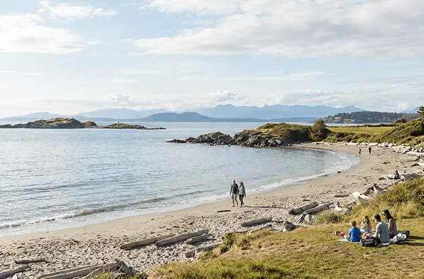 ビクトリアの海岸でくつろぐ人々