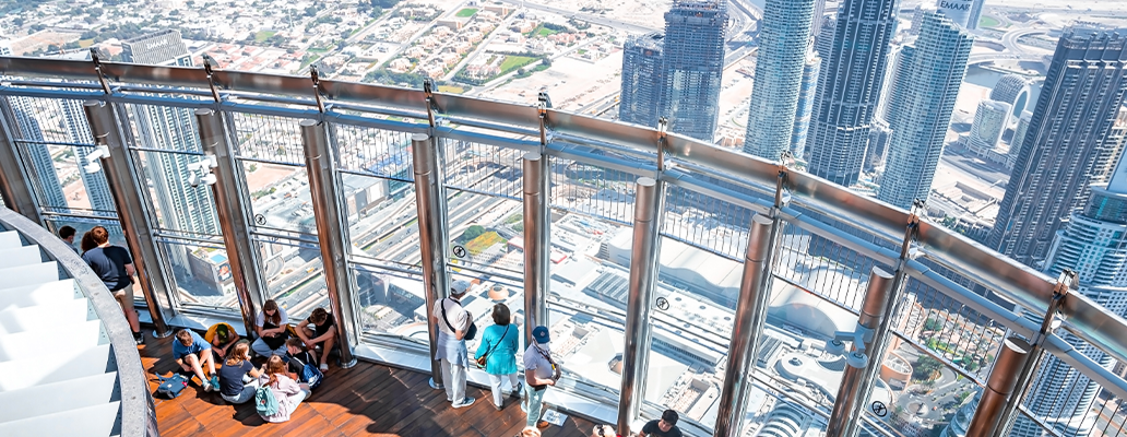 ブルジュ・ハリファ展望台から見た近未来的なドバイの都市景観