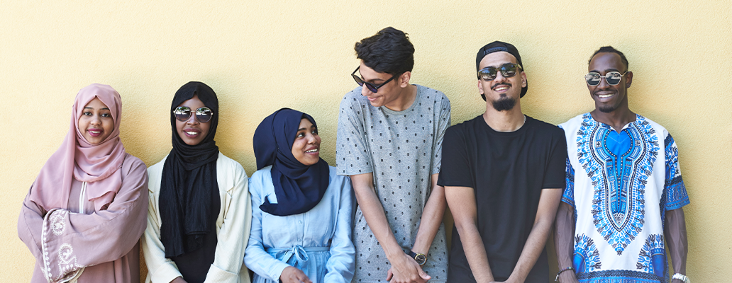 ドバイで多国籍の学生が文化を学ぶ留学体験の様子