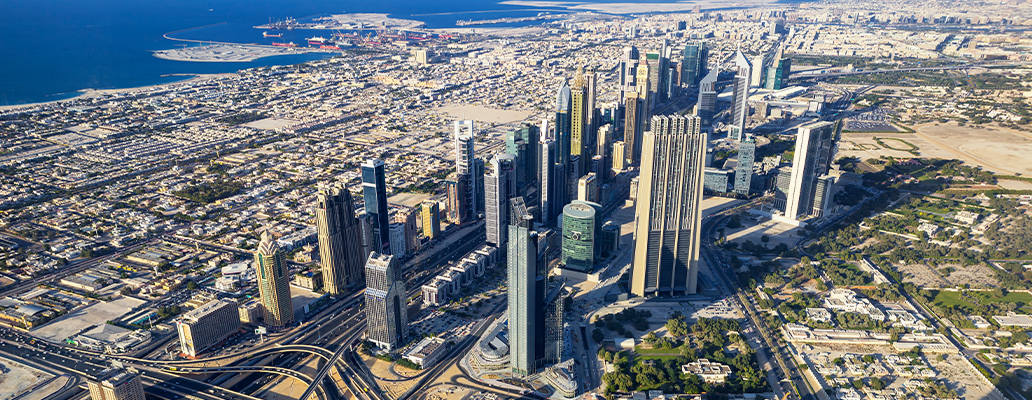 語学学校やモールが多いドバイ市内中心部の空撮