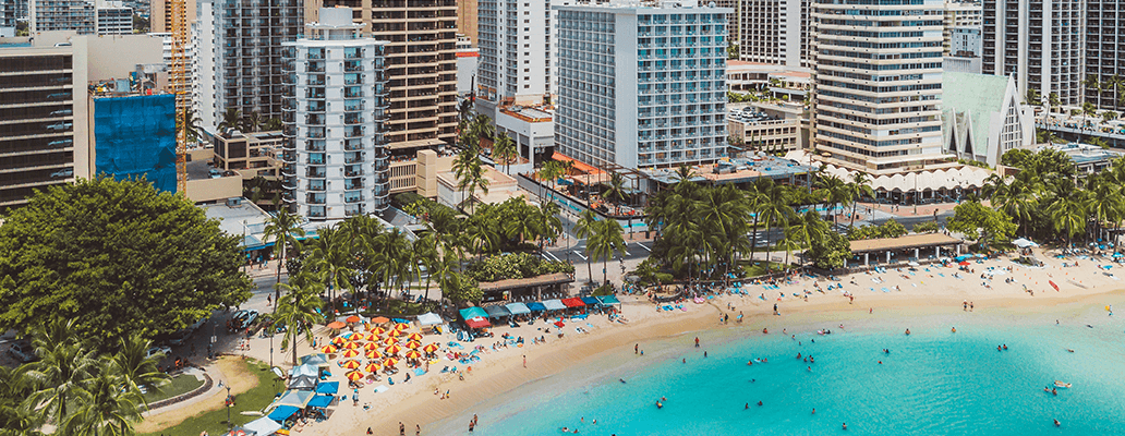 ハワイ留学のシミュレーション | ワイキキビーチと海沿いのホテルを空撮した景色