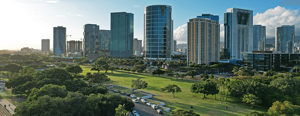ハワイ留学の完全ガイド | アラモアナ地区の高層ビル群と広い公園の景色