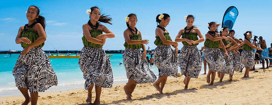 ハワイ留学を楽しむコツ | ワイキキビーチでフラダンスを踊る女性たち