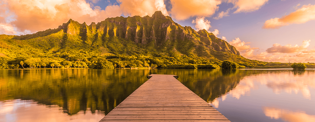 ハワイ留学への環境作り | コオラウ山脈を望む湖と桟橋の夕景