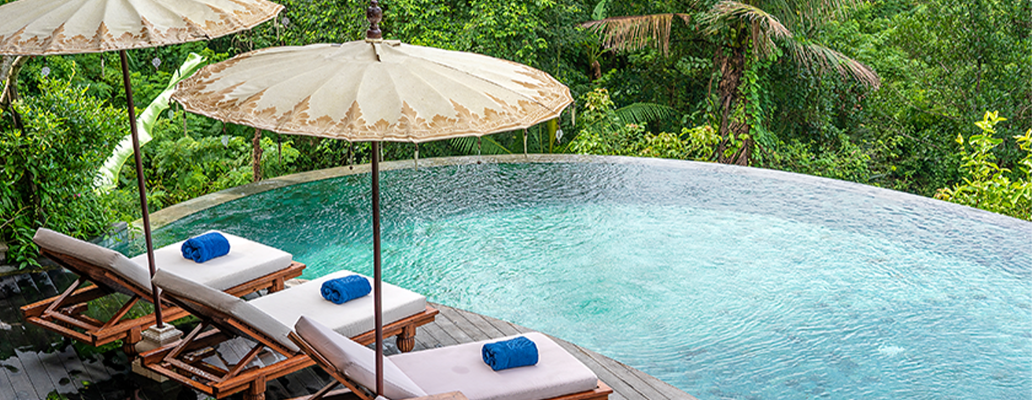 「バリ島のリゾート環境で英語学習に集中する学生のイメージ」