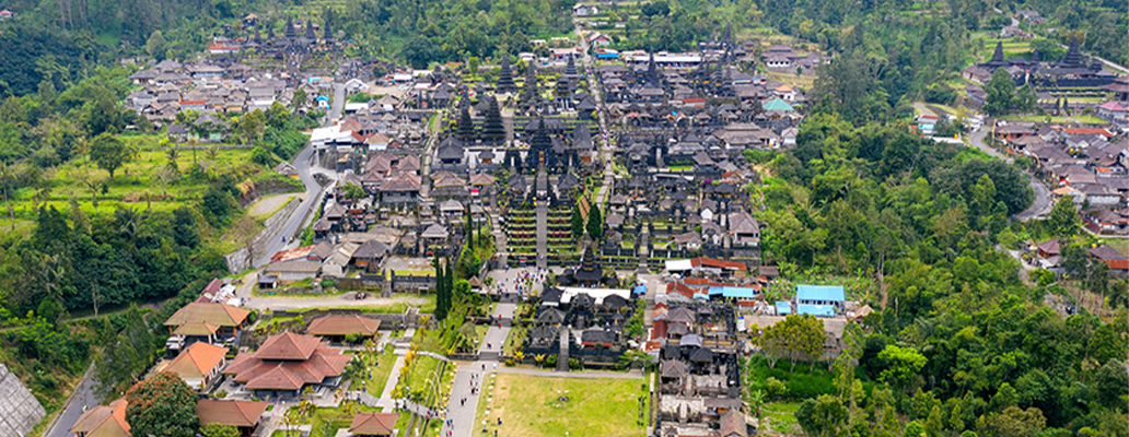 「緑豊かなバリ島の町並みと留学先のローカルな生活環境」