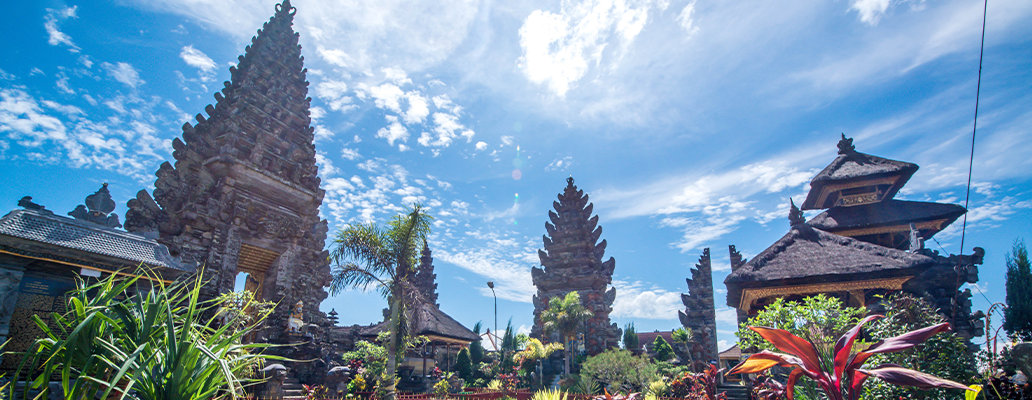 インドネシア留学生活の実態を象徴する伝統的な寺院と青空の風景