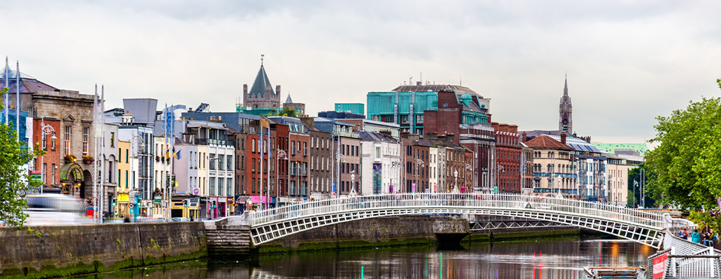 文化とビジネスの中心地として人気のダブリン市内の街並み