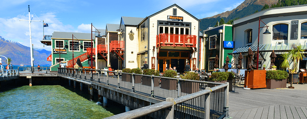 ニュージーランド留学の節約術 | 落ち着いた環境で学べるニュージーランドの湖沿いの街並みとカフェエリア