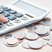 留学費用が安いことを表す電卓とコインのイメージ