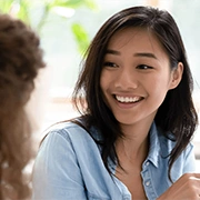 マンツーマンで英語レッスンを受ける留学生の様子