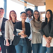 フレンドリーな講師と留学生の集合写真