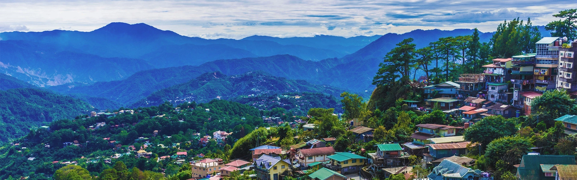 バギオの街並みと山々の風景