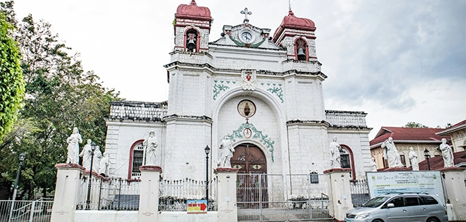 荘厳な教会の内部で祈りを捧げる人々の様子