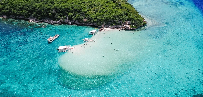 フィリピンの美しい海と島を上空から撮影した留学イメージ写真