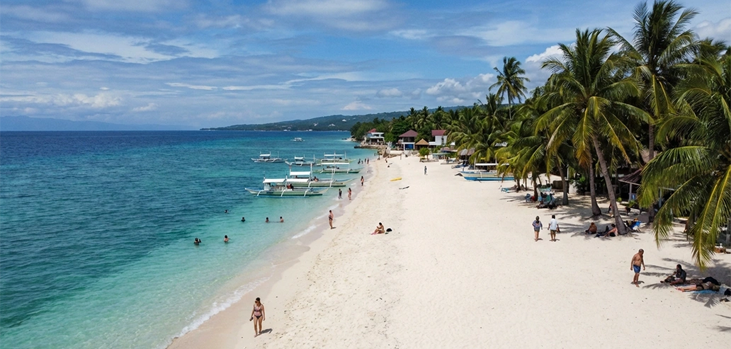 海沿いに続くビーチとリゾートエリア