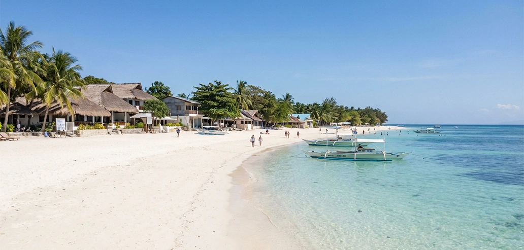 青空と透明な海が広がる南国の海岸