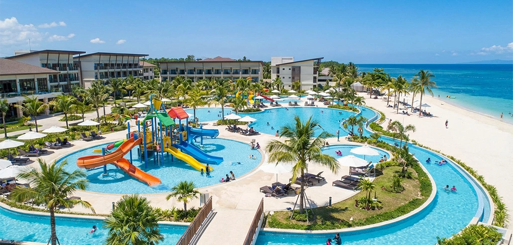 海に面した大型ビーチリゾートの外観