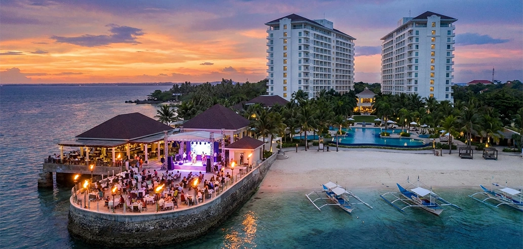 海沿いに建つ高級リゾートホテルの夕景