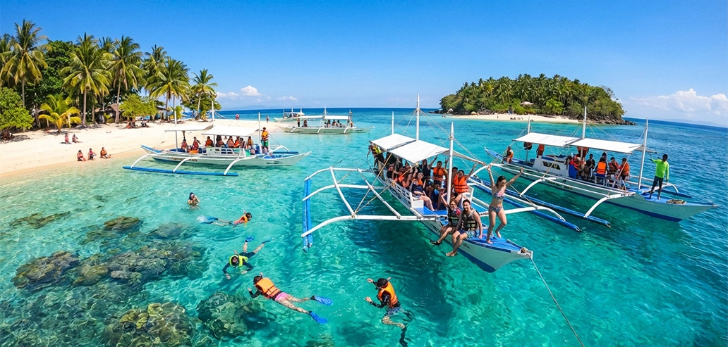 海上アクティビティを楽しめる南国の観光スポット