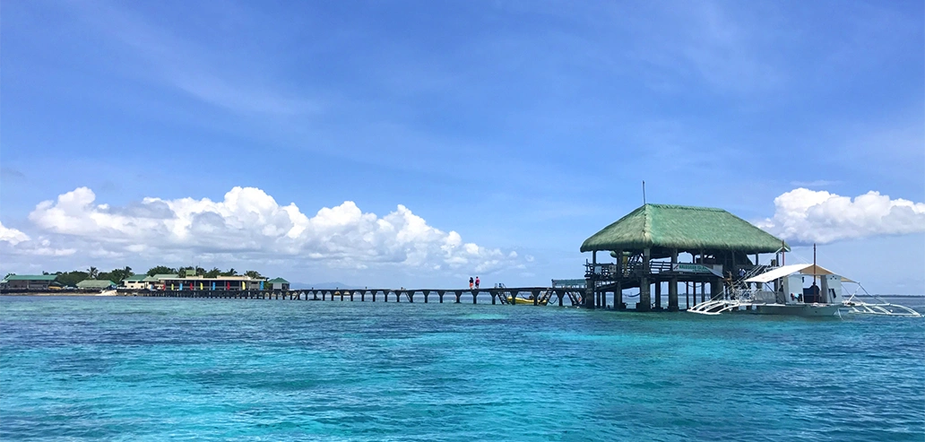 海上に建つ桟橋と青い海が広がるリゾートの景色