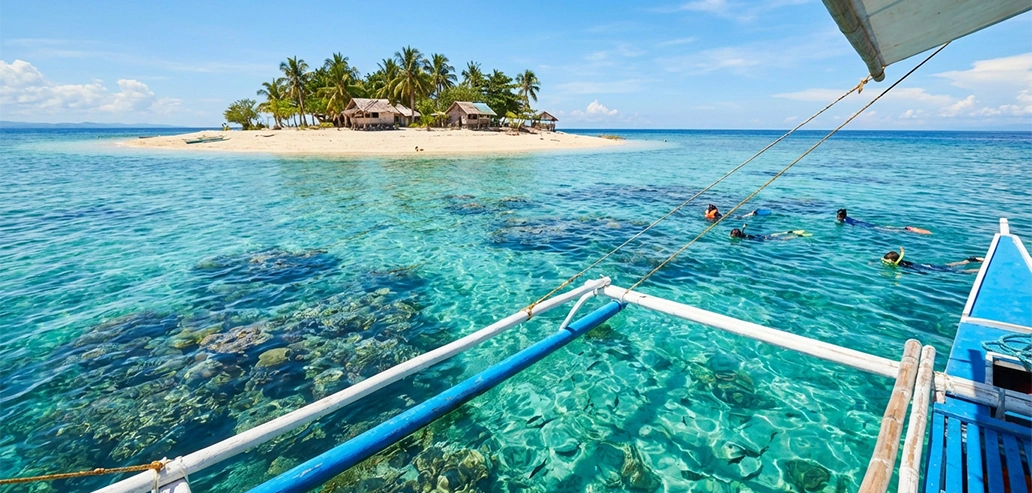 ボートから眺める透明度の高いエメラルド色の海