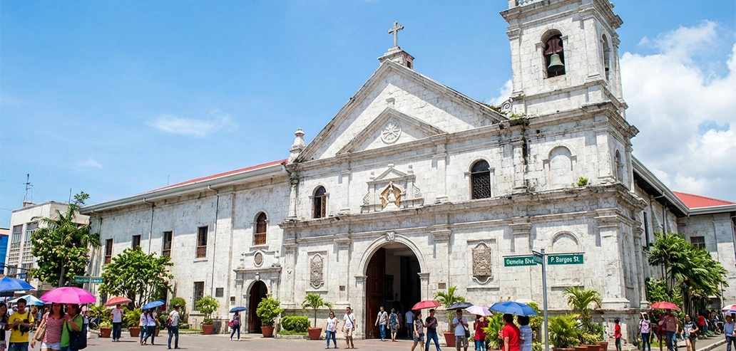 白い外壁が印象的な歴史ある大聖堂の外観