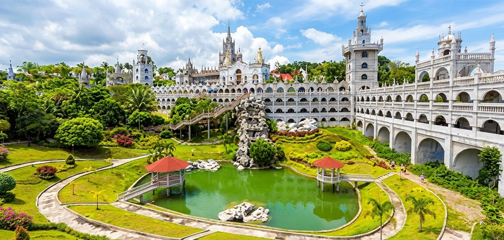 庭園に囲まれた歴史的建築群と回廊