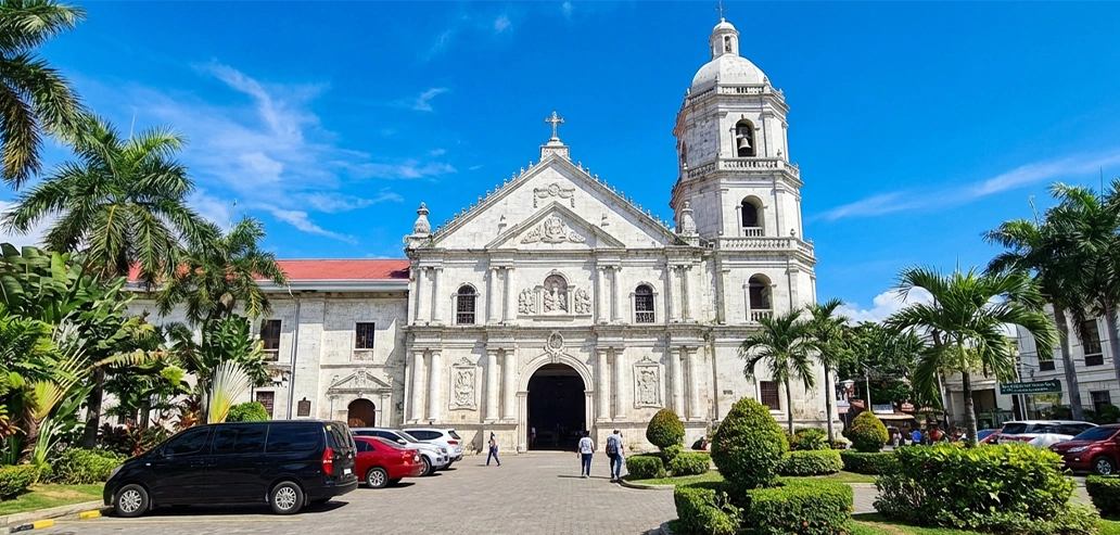 青空の下に建つ白い大聖堂と鐘楼