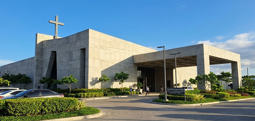 十字架が掲げられた近代的な宗教施設の外観