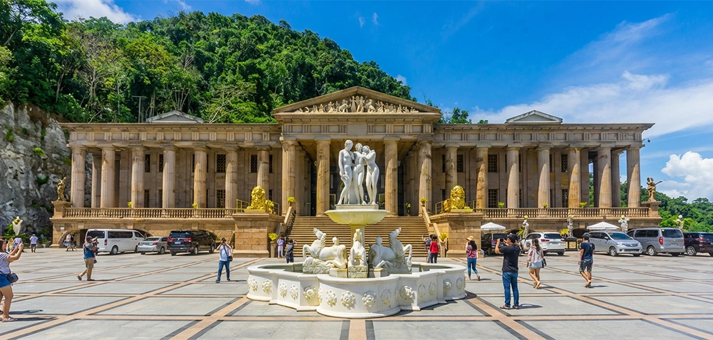 柱と装飾が美しい歴史的な寺院建築