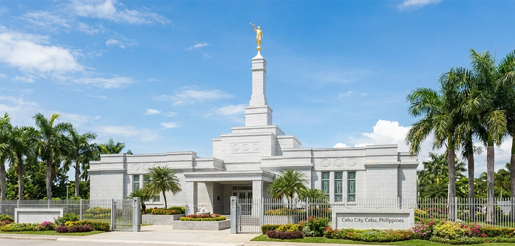 白を基調とした荘厳な宗教施設の外観