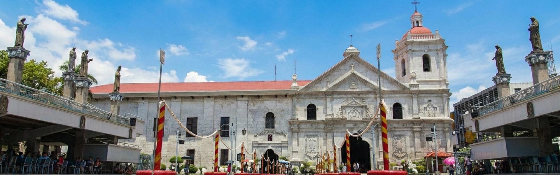 大聖堂の前に広がる広場と歴史的建造物の外観