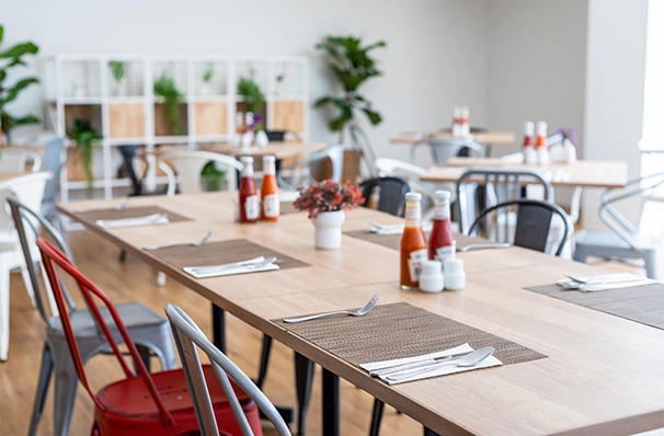 留学準備のための持ち物を確認する様子