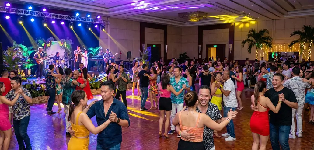 ライブ音楽と照明で盛り上がるナイトイベント会場