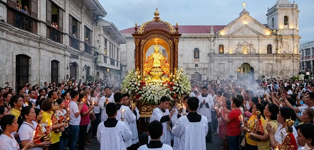 歴史的な広場に集まる大勢の人々とライトアップされた建物